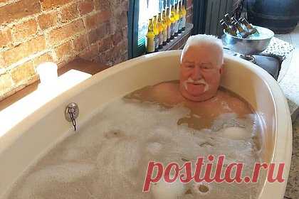 Бывший президент Польши принял пивную ванну. Бывший президент Польши Лех Валенса принял пивную ванну. На снимке политик лежит в ванне, наполненной алкогольным напитком. «Купание в пиве», — написал он. Валенса был президентом Польши с 1990 по 1995 год. В 1983 году Лех Валенса стал лауреатом Нобелевской премии мира.