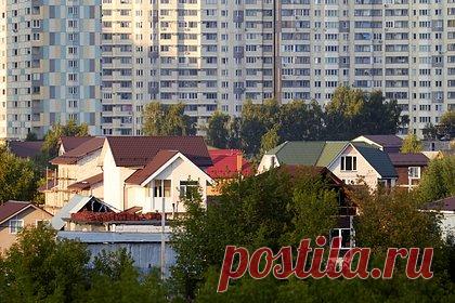 В России нашли замену квартирам. Частные дома в России стали популярнее квартир. По итогу 2022 года площадь введенных в эксплуатацию индивидуальных жилых домов составит 60 миллионов квадратных метров — это в полтора раза больше объема ввода в многоквартирных зданиях. Доля частных домов в общем объеме строительства составит 62 процента.