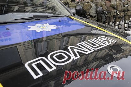 Обвиняемого в убийстве «Небесной сотни» экс-командира «Беркута» взяли под стражу. Суд на Украине постановил взять под стражу экс-командира «Беркута», обвиняемого по делу о стрельбе на Майдане зимой 2014 года. По версии следствия, мужчина препятствовал движению митингующих «во исполнение явно преступного приказа» и обеспечил применение сотрудниками правоохранительных органов огнестрельного оружия.