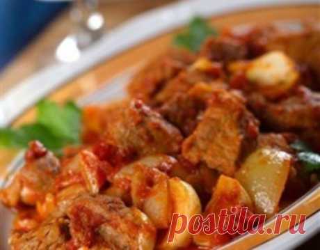 Телятина, тушеная с вином, яблоками и корицей / Простые рецепты