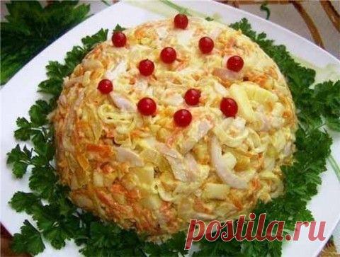 ОСТРОВ СОКРОВИЩ !!! **Кальмар 3шт -отлей горяч/водой, и нарежь соломкой. *Блинчики: яйцо 3шт, соль, перец, крахмал 1ст/л -взбей вилкой, и выпеки 3шт. Сверни в рулет, и тонкой лапшой. *Морковь 2шт, лук 1шт -обжарь. *Яблоко сладкое 1шт -кубик, конс/кукуруза 1б,  прес/чеснок 1зуб, майонез - всё перемешай. *Декор: зелень.