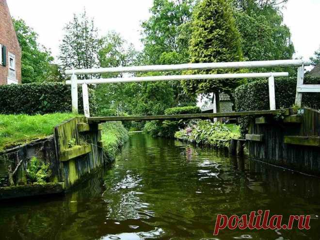 Вдоль каналов висят разные знаки, похожие на те, которые можно увидеть на дорогах любого мегаполиса, со светофорами и правосторонним движением.