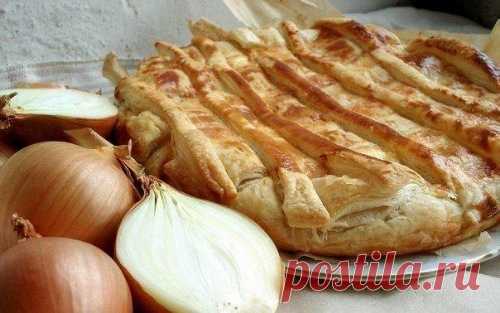 Луковый пирог вкусняшка 

Ингредиенты пирога— крупные луковицы – 3 шт.— яйца – 3 шт.— слоеное тесто (покупное или домашнее) – 400-500гр.— сметана – 4 ст.л.— твердый сыр – 100 гр— растительное масло— черный молотый перец— фор…