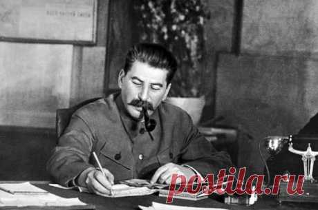 После войны. Николай Стариков о туфлях Сталина и планах США напасть на СССР Запад начал нагнетать конфронтацию с СССР, демонизировать нашу страну. А Сталин пытался этому противодействовать.