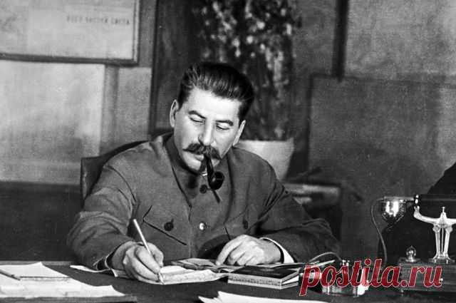После войны. Николай Стариков о туфлях Сталина и планах США напасть на СССР Запад начал нагнетать конфронтацию с СССР, демонизировать нашу страну. А Сталин пытался этому противодействовать.