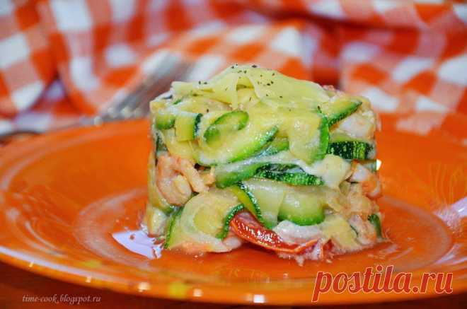 Теплый салат с кабачками и креветками.