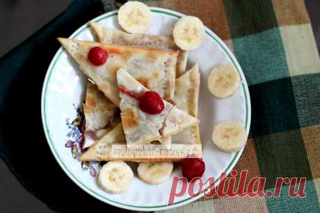 Сладкие пирожки в мультипекаре с бананом и клубникой