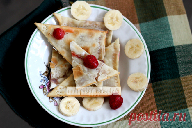 Сладкие пирожки в мультипекаре с бананом и клубникой