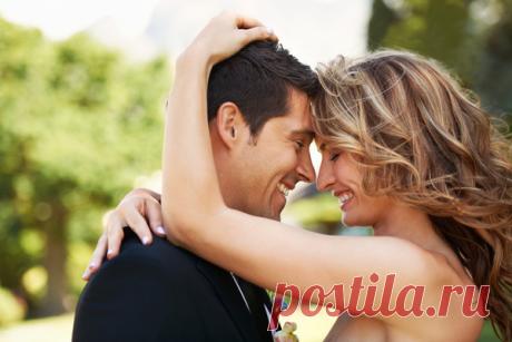 АХ,что вы делаете,женщины!!!! 
 Ах,что выделаете,женщины, И по каким таким причинам Самоотверженно и жертвенно Вы угождаете мужчинам????  Зачем от них вы так зависите, Зачем вы им на шею висните, Зачем обиды им прощаете И всё на с…