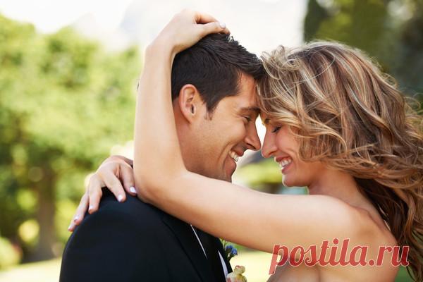 АХ,что вы делаете,женщины!!!! 
 Ах,что выделаете,женщины, И по каким таким причинам Самоотверженно и жертвенно Вы угождаете мужчинам????  Зачем от них вы так зависите, Зачем вы им на шею висните, Зачем обиды им прощаете И всё на с…