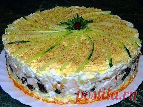 шеф-повар Одноклассники: Слоеный закусочный торт с копчёной курицей, черносливом и шампиньонами