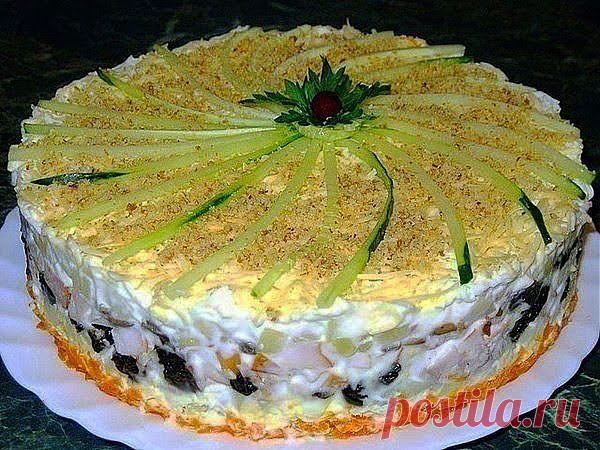 шеф-повар Одноклассники: Слоеный закусочный торт с копчёной курицей, черносливом и шампиньонами