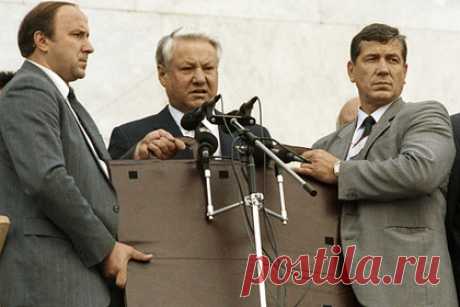Раскрыта причина отказа Ельцина от бронежилета во время путча 1991 года. Начальник охраны первого российского президента Бориса Ельцина Александр Коржаков раскрыл причину его отказа от бронежилета во время «августовского путча» 1991 года. Когда Ельцин обращался к народу, стоя на танке, и он, и начальник его охраны были оба без бронежилетов.