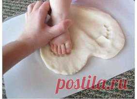 Очаровательные отпечатки из соленого теста
Рецепт №1 - для простых поделок.
200 г = (1 стакан) муки
200 г = (0,5 стакана) соли (мелкой, НЕ каменной).
125 мл воды
Обратите внимание, соль тяжелее муки, поэтому по весу они одинаковы, а по объёмы соль занимает примерно в два раза меньше.
Для тонких рельефных фигурок добавить на выбор:
15-20 г (столовую ложку) клея ПВА или
крахмала (столовую ложку)
клей для обоев (предварительно его размешать с небольшим количеством воды)
Рецепт №2 - Крепкое тесто дл