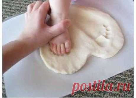 Очаровательные отпечатки из соленого теста
Рецепт №1 - для простых поделок.
200 г = (1 стакан) муки
200 г = (0,5 стакана) соли (мелкой, НЕ каменной).
125 мл воды
Обратите внимание, соль тяжелее муки, поэтому по весу они одинаковы, а по объёмы соль занимает примерно в два раза меньше.
Для тонких рельефных фигурок добавить на выбор:
15-20 г (столовую ложку) клея ПВА или
крахмала (столовую ложку)
клей для обоев (предварительно его размешать с небольшим количеством воды)
Рецепт №2 - Крепкое тесто дл