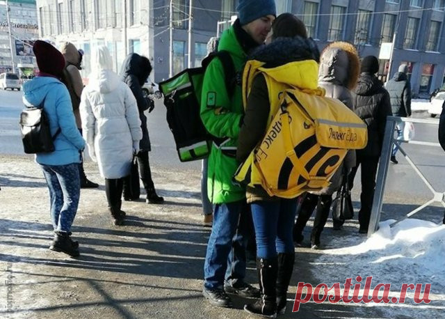 Фото приколы про Яндекс Еду и Delivery Club (40 фото) В России доставка еды через такие сервисы как Яндекс Еда и Delivery Club с каждым днём становится всё более популярной. Но мало кто задумывается о том, как, кто и на чём нам доставляет эту еду. Именно поэтому я решила собрать подборку приколов про курьеров двух самых популярных служб доставки еды.