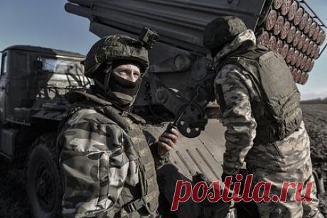 В Кремле пообещали ответ в случае применения ВСУ кассетных боеприпасов. Предоставление Вооруженным силам Украины (ВСУ) кассетных боеприпасов вынуждает Россию принимать контрмеры. Об этом заявил пресс-секретарь президента страны Дмитрий Песков, чьи слова приводит РИА Новости. По его словам, вероятное применение ВСУ кассетных боеприпасов поменяет текущую ситуацию.