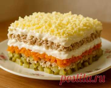 Классическая слоёная закуска - Мясной салат «Мужской каприз»
Узнаваемые слои: мясо, маринованные огурцы, морковь, яйца и толстый слой нежного соуса сверху.