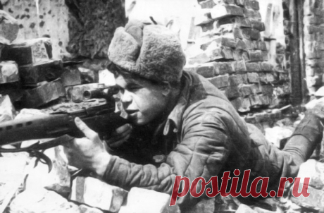 Как воевал самый результативный советский снайпер Николай Ильин Он не успел довести счет своих жертв до 500 – до круглой цифры не хватило всего шести гитлеровских трупов. Но Герой Советского Союза Николай Ильин воспитал себе достойную смену – жизнерадостный балагур, он умел просто и доступно научить солдата, имеющего склонности к снайперской работе, азам своего мастерства.