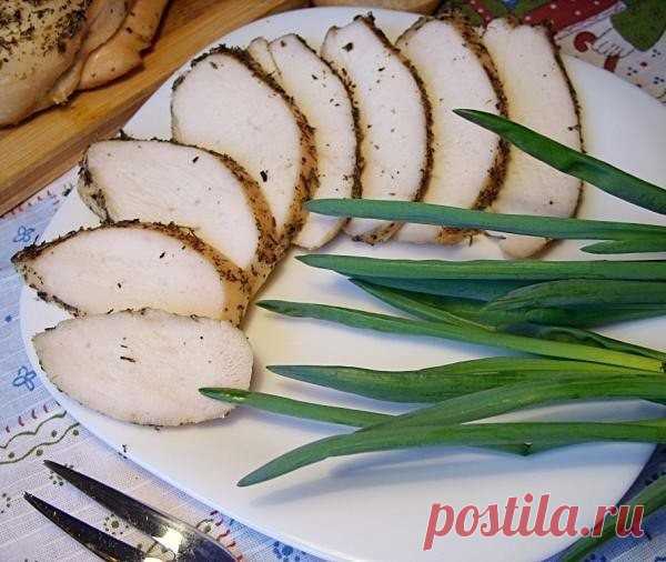 ВКУСНЕЙШАЯ Пастрома КУРИНАЯ. 
Дорогие мои читатели.Это блюдо можно приготовить вместо колбасы на бутерброды. Приготовленное по этому рецепту куриное филе получается очень сочным с насыщенным ароматом французских трав. 
 Весь секрет в предварительном замачивании мяса. 
А само приготовление длится всего 15 минут. 
Честно-честно. Хотя, на все про все и уходят почти 15 часов.
 Так что, если готовите пастрому на праздничный ужин, то начинать надо с вечера накануне.
 Для рецепта...
