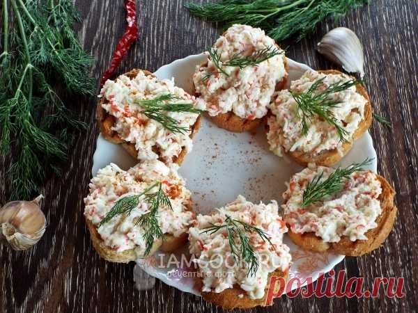 Бутерброды с крабовыми палочками, плавленым сыром и чесноком — рецепт с фото Приятные по вкусу и нежные бутерброды с крабовыми палочками, сыром и чесноком. Готовить можно в любое время дня.