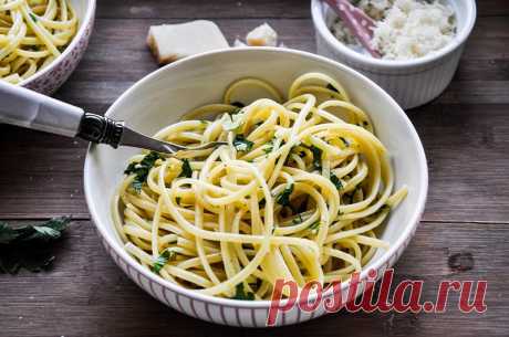 Спагетти с чесноком и петрушкой
Вкуснейшие ароматные спагетти с оливковым маслом, чесноком и петрушкой.