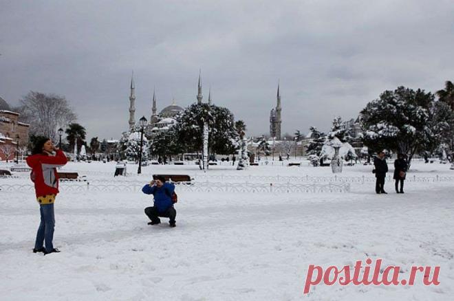 Снегопад в Турции: отменены занятия в школах и перенесены сотни авиарейсов