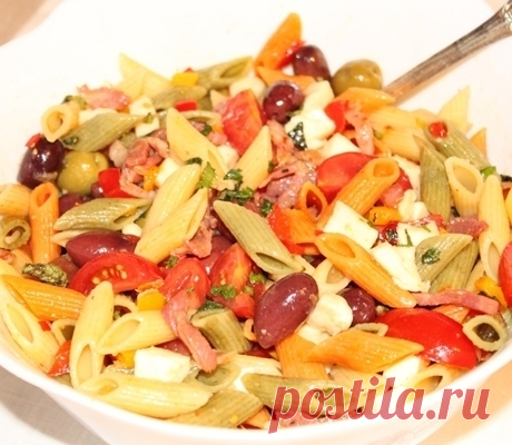 Салат с пастой, грудинкой, оливками и моцареллой