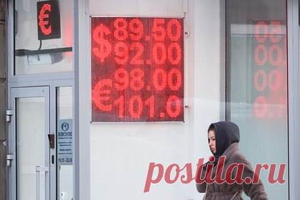 Евро подешевел. Во время торгов в среду, 28 февраля, курс евро на Мосбирже опускался ниже 99 рублей. Европейская валюта стала дешеветь впервые с середины месяца. Курс евро снижался до 98,99 рубля, а к 16:04 по московскому времени он составил 98,95 рубля. Снижается и курс доллара: он потерял 0,64 процента и составил 91,46 рубля.