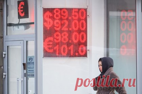 Евро подешевел. Во время торгов в среду, 28 февраля, курс евро на Мосбирже опускался ниже 99 рублей. Европейская валюта стала дешеветь впервые с середины месяца. Курс евро снижался до 98,99 рубля, а к 16:04 по московскому времени он составил 98,95 рубля. Снижается и курс доллара: он потерял 0,64 процента и составил 91,46 рубля.