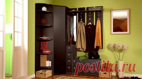 18 оригинальных идей обустройства небольшой прихожей, которые никого не оставят равнодушным | Чёрт побери 18 идей обустройства гостинной Прихожая – это первая комната, которую видит всякий входящий в квартиру. Но, к сожалению, мало какой владелец собственного жилья может похвастаться большой по размеру комнатой. Обычно это небольшое квадратное или прямоугольное помещение, в котором могут поместиться от силы два человека. А, между тем, прихожая должна быть максимально функц...