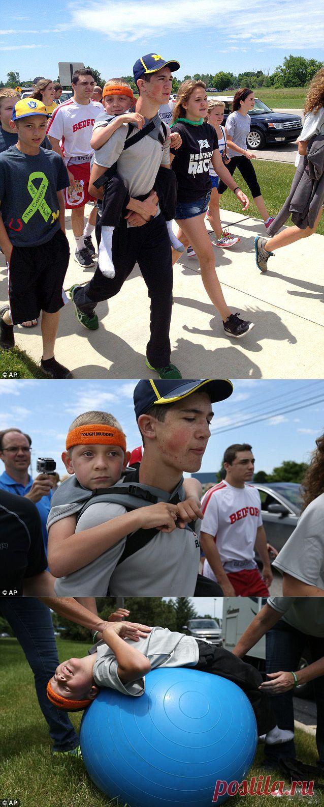 14-летний подросток 64 км нес больного брата, чтобы помочь детям с ДЦП | Родители по-умному