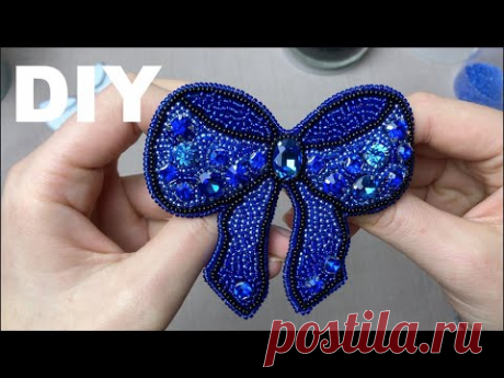BROSCHE: SCHLEIFE AUS PERLEN UND STRASSEN. DIE LEICHTESTE BROSCHE HANDMADE