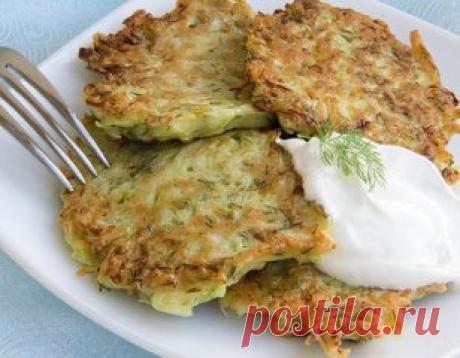 Капустные оладьи😍
Нам потребуется:
Капуста – 300 г,
Яйца – 2 шт.,
Укроп – 1 пучок,
Мука – 3-4 ст.ложки,
Соль, перец – по вкусу,
Растительное масло.
Капусту тонко нашинкуйте или измельчите на крупной терке. Укроп мелко нарежьте и смешайте с капустой.
Добавьте яйца, 1 ст. ложку растительного масла, посолите, поперчите и хорошо перемешайте.
Подсыпайте муку по одной ложке, пока тесто не станет густым.
На сковороде разогрейте масло, ложкой выложите тесто на сковороду.
Обжарьте оладьи с двух с