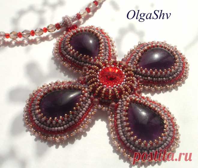 Вышитый кулон с кабошонами. Японский бисер, риволи сваровски