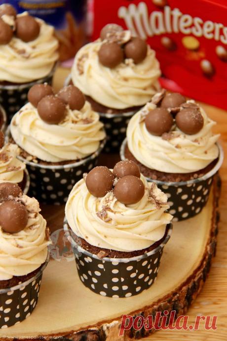 *This post may contain affiliate links. Please see my disclosure for more details!* Chocolate Malt Cupcakes with Malt Buttercream Frosting.. The Perfect Malteser Cupcakes for any occasion! One of my favourite bakes (or rather.. Non-Bakes) has been my No-Bake Chocolate Malteser Cheesecake. I have been craving doing a Malt type cupcake or cake for SO LONG…