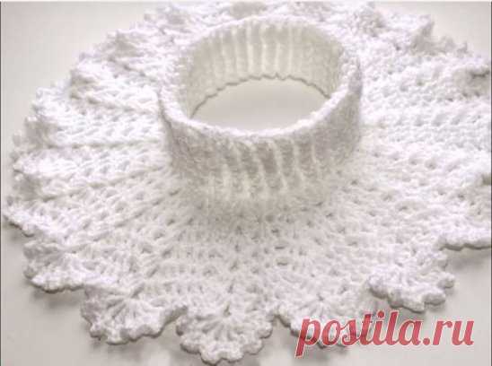 Красивая манишка вязаная крючком, схема и видео урок по ссылке:   http://ru4kami.ru/vyazhem-aksessuary/524-krasivaya-manishka-kryuchkom.html