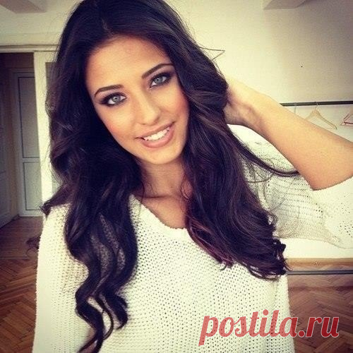 Маска для густоты волос: Наиболее доступный и дешевый рецепт: кефир мед дрожжи. Взять 2 чайных ложки дрожжей, залить их водой или молоком и подождать часок, чтобы "подошли". Далее берем 2-3 столовые ложки меда, полстакана любого кисломолочного продукта (чем дешевле - тем натуральнее) - кефир, простокваша, кумыс и все это смешиваем. Наносим на волосы по всей длинне, втираем в кожу головы, потом заматываем все это полиэтиленом, сверху - теплый платок или полотенце и ходим так час.…