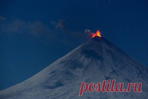 Денис Будьков, автор © фото: «Камчатка. Январь 2015 года. Не прошло и двух лет, как вулкан Ключевская сопка вновь заработал!» | National Geographic Россия