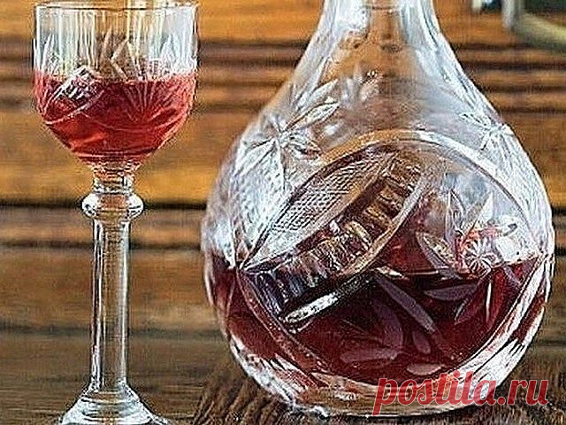 Домашняя сливовая наливка
Сохраните, чтобы не потерять!

Ингредиенты:

- сочные, спелые плоды слив – 1,3 кг;
- сахар – 400 г;
- водка – 0,5 л.

Приготовление:

1. Для начала надо подготовить сливы. Их перебирают, выкидывают подпорченные и червивые, хорошо вымывают холодной водой и дают им обсохнуть.

Кстати, для детей не забудьте заготовить компот из слив, да и взрослым такой безалкогольный напиток понравится.

2. Когда сливы немножко подсохнут, надо разрезать их пополам и...