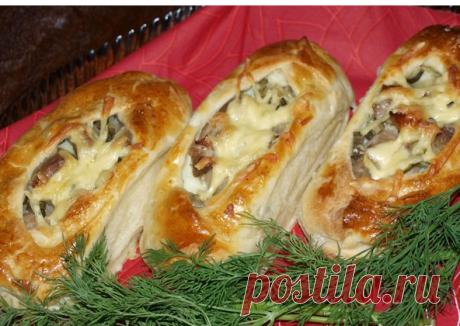 Лодочки из слоенного теста с мясом,картошкой и огурцами.