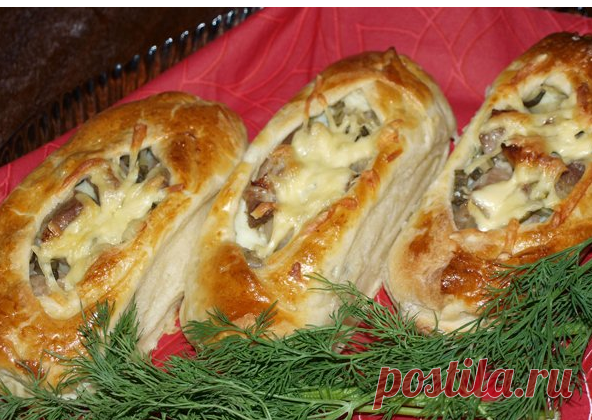 Лодочки из слоенного теста с мясом,картошкой и огурцами.