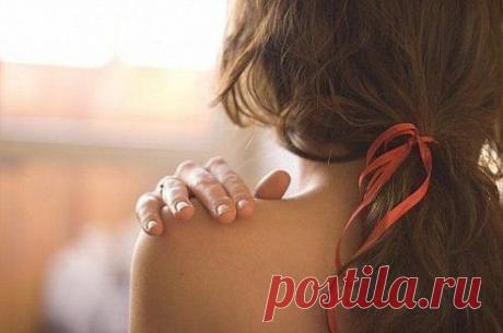 Не так сижу, не так гляжу,Не так я хлеб в руках держу.Не так пою, не так стою,Не так на стол я подаю.Не так молчу, не так шучу.Не так дышу, не так пишу.Не так по улице спешу...Порой сомнение берёт,А может, это ты — не тот?

Татьяна Золотаревская

Елена Васильевна Малышева расскажет о похудении
Телеведущая и по совместительству квалифицированный врач расскажет как быстро похудеть без диет