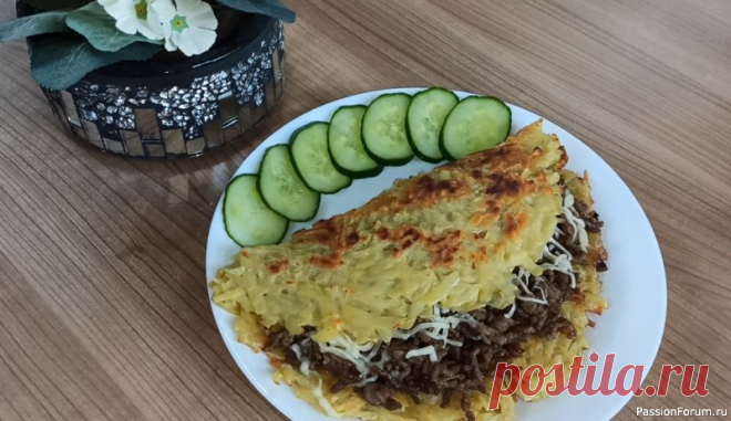 Картофель +фарш = большой драник с мясом    Всем привет! Если у Вас есть картошка ,фарш и еще несколько ингредиентов, предлагаю приготовить вкусное и сытное блюдо для обеда или ужина.Большой драник готовится на основе картофеля с начинкой из мясного фарша. Любителям картофеля посвящается!Ингредиенты: 1.Лук -1...
