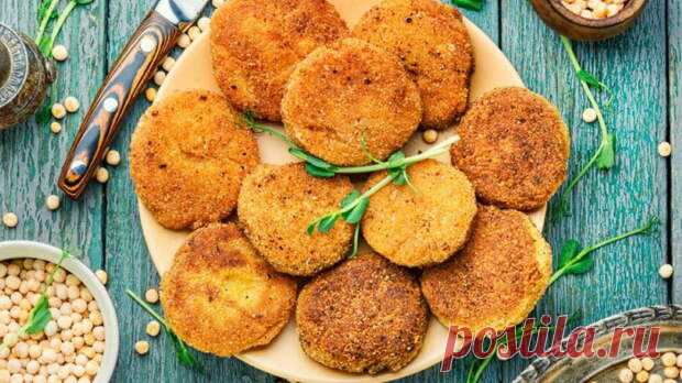 Котлеты из нута – вкусное и сытное блюдо. Они получаются очень вкусными и ароматным благодаря добавлению разных специй. Подавать их можно с овощами, зеленью и любым соусом. Котлеты из нута можно приготовить очень быстро, главное заранее залить нут водой и оставить на несколько часов или на ночь. - 8 марта - 43742644636 - Медиаплатформа МирТесен