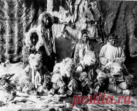 Когда, в самом начале XXI века эскимосы узнали о существовании интернета, этот термин понадобилось перевести на их язык. После долгих споров и раздумий, эксперты занимающиеся этим вопросом выбрали самое подходящие слово ‘ikiaqqivik’ - что переводится, как «путешествие сквозь слои». Раньше это слово употребляли для описания действий шамана, который в поисках ответа на какой-либо вопрос «путешествовал» во времени и пространстве. По словам старейшины, шаманы путешествовали по всему миру: на дно…