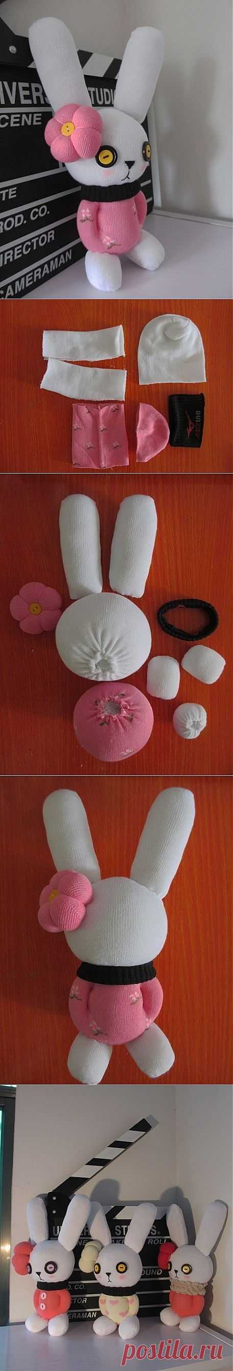 Зайка из носочков / Разнообразные игрушки ручной работы