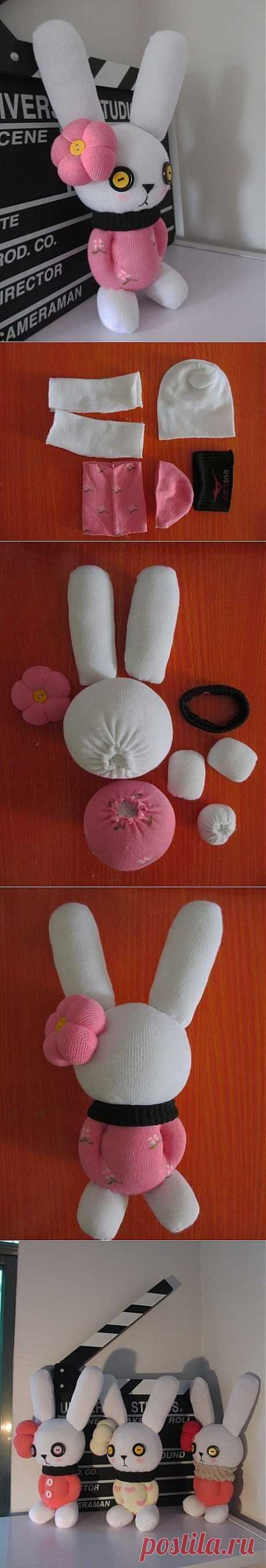 Зайка из носочков / Разнообразные игрушки ручной работы