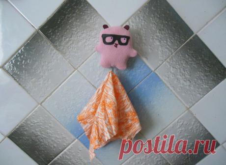 Делаем оригинальный крючок для кухонных полотенец или прихваток Не зря говорят, что кухня — «кабинет» женщины. Ведь именно эта комната наполнена всевозможными приспособлениями для удобства и комфорта хозяйки. Здесь сосредоточена вся любовь и забота о семье, которую каждая из нас ежедневно вкладывает в свои кулинарные шедевры. Поэтому верных кухонных помощников всегда требуется немало: от тряпок и посуды до бытовой техники и мебели. Порой даже мелочь может внести свою лепту...