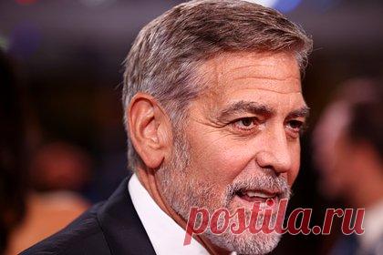 Стало известно о продаже дома актера Джорджа Клуни. Джордж Клуни решил продать свою виллу на итальянском озере Комо за 100 млн долларов и при этом уже присматривает новую недвижимость во Франции, где предпочитает отдыхать жена известного актера. Об этом сообщает британская газета The Daily Mail. Отмечается, что актер купил эту виллу 21 год назад за 10 миллионов евро.